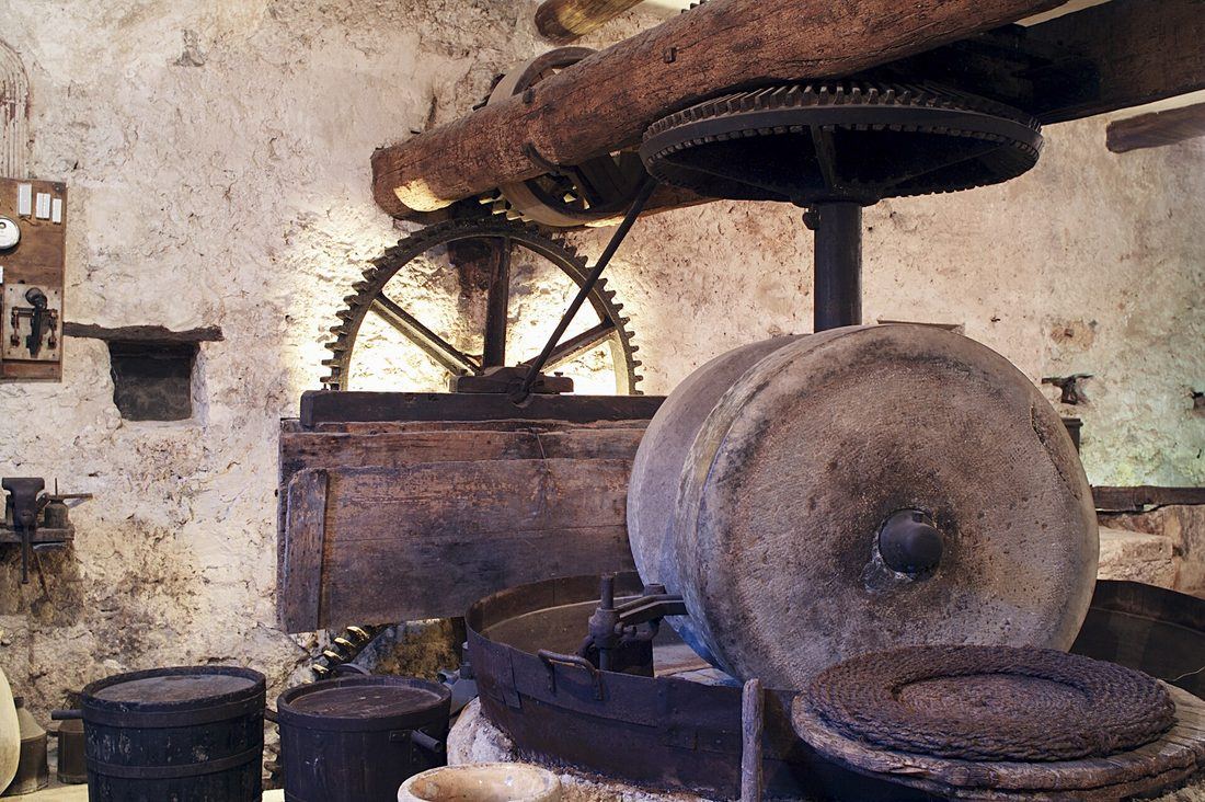 Meule de pierre d'un moulin à huile du XVIIIe siècle à Nyons